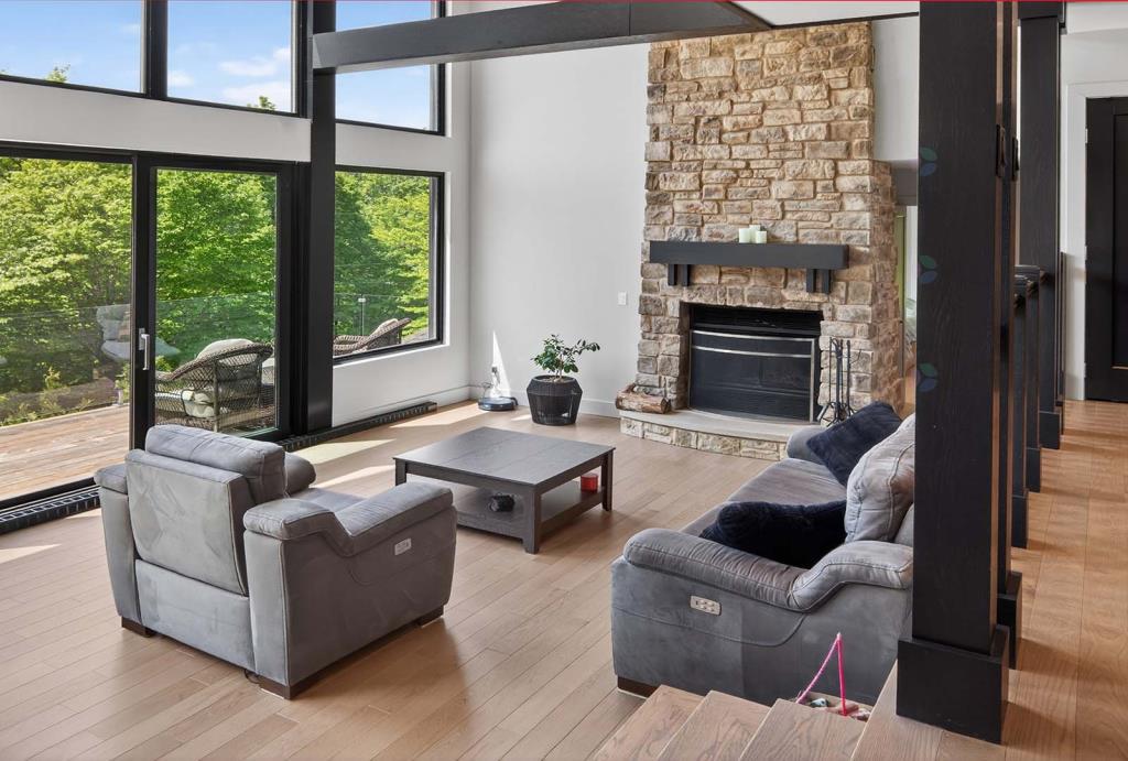 Living room at 460, Chemin du Mont-la-Tuque